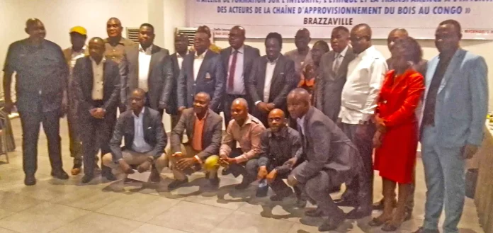 Les organisateurs et les participants à la fin des travaux