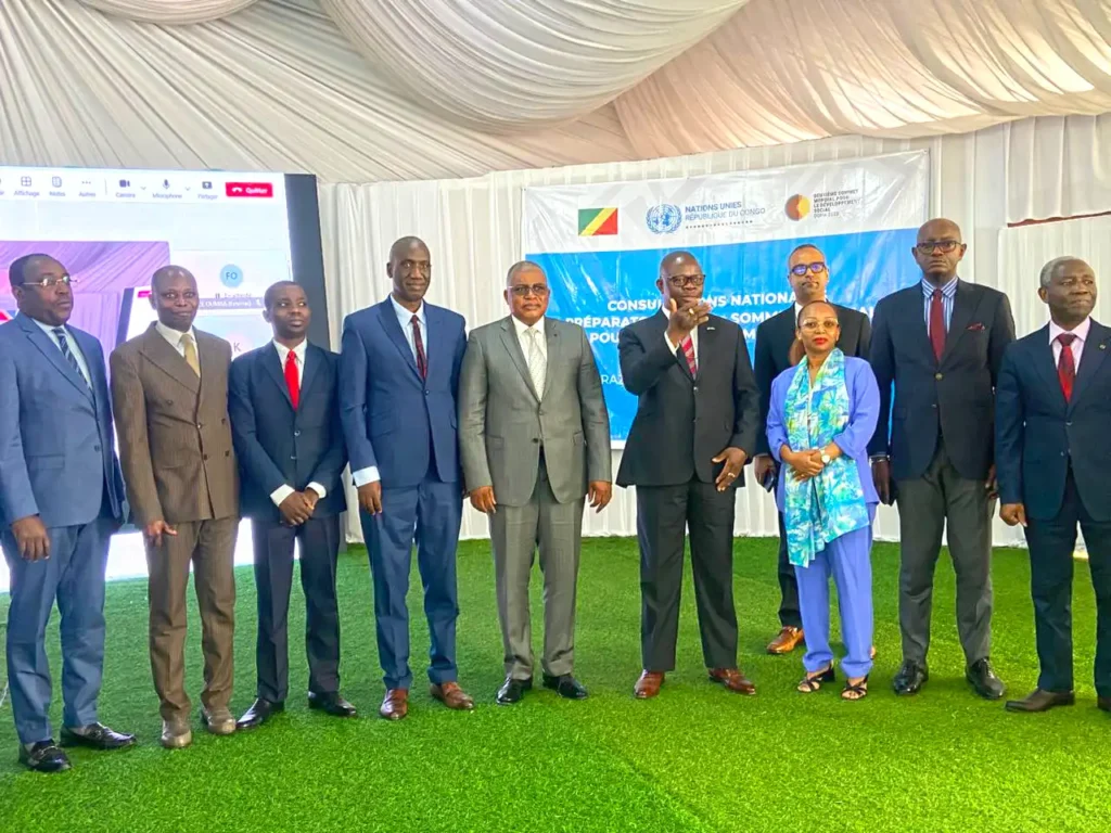 Les officiels posant en groupe