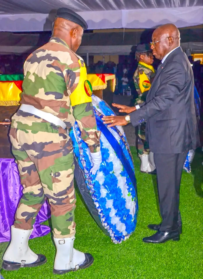 Le ministre Raymond Zéphirin Mboulou déposant la gerbe de fleurs