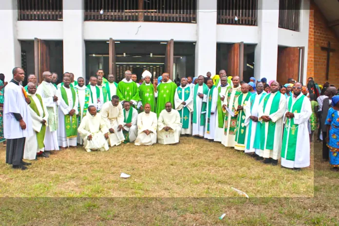 L’évêque de Nkayi et les membres de son presbyterium à l’issue de la messe