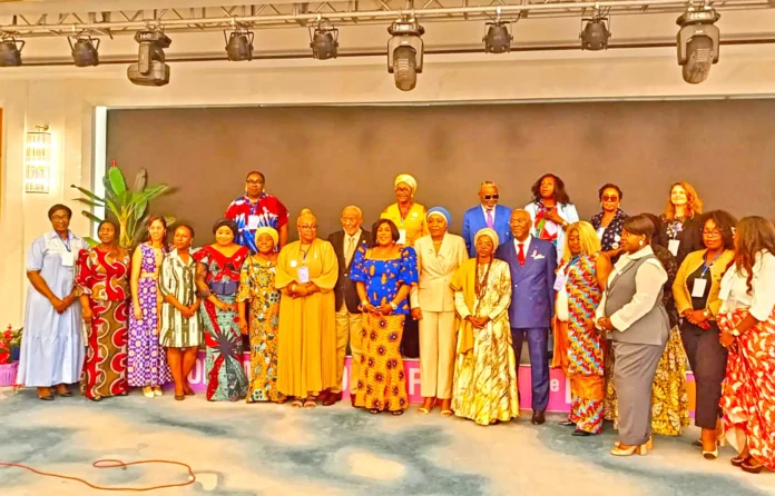 Les participants à l’ouverture du forum