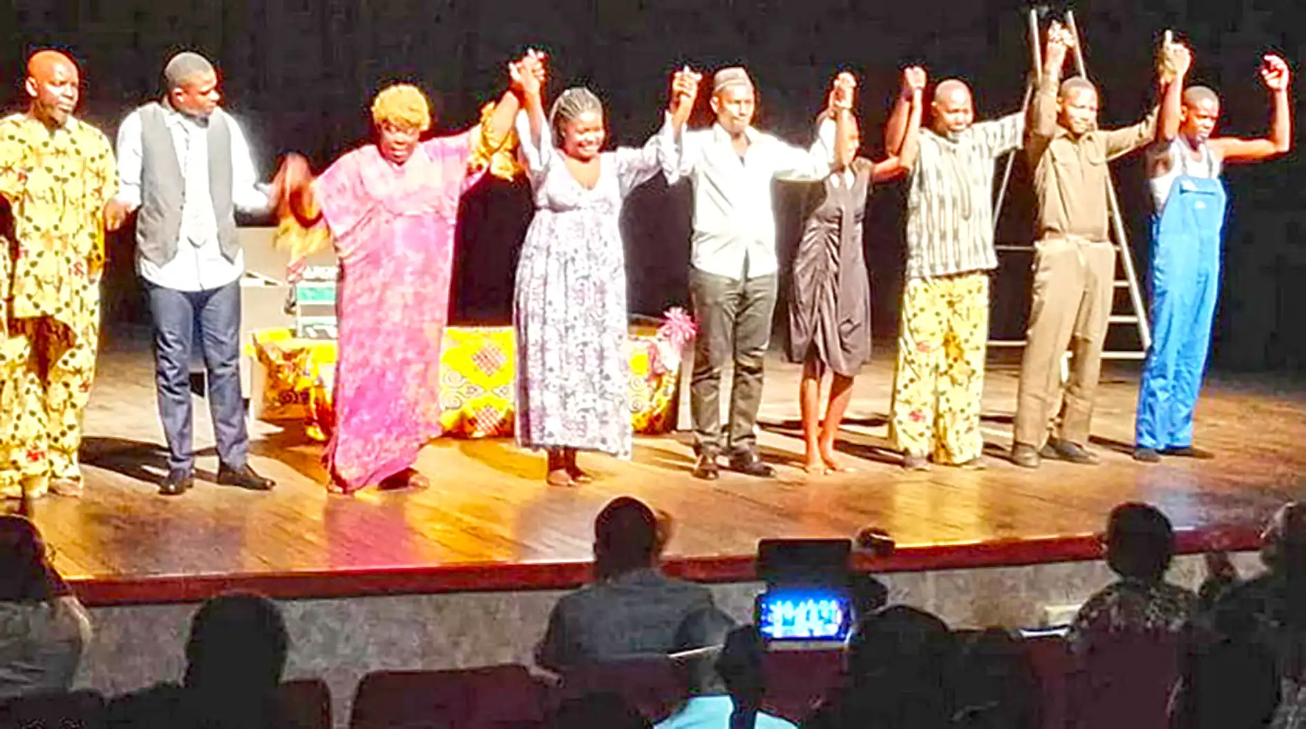 Le Mbongui Théâtre longuement ovationné par le public après sa prestation