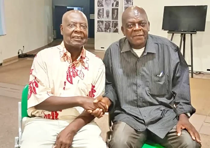Poignée de main entre Emmanuel Boundzeki Dongala et Alain-Patrick Massamba
