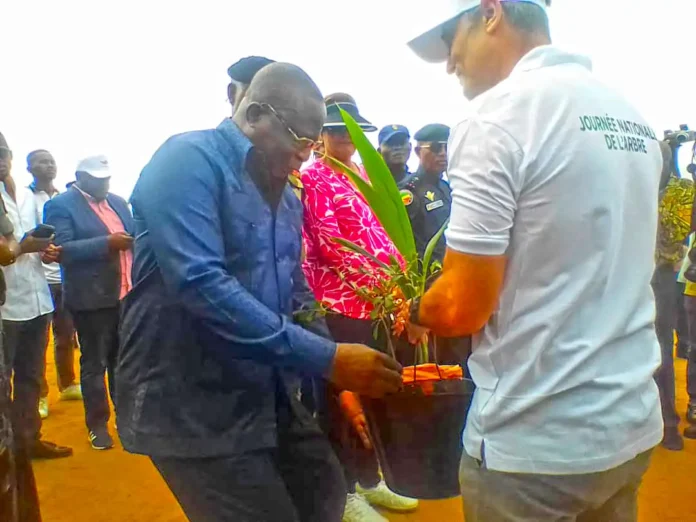 Le DG de TotalEnergies EP Congo remettant un échantillon du don au préfet de Pointe-Noire