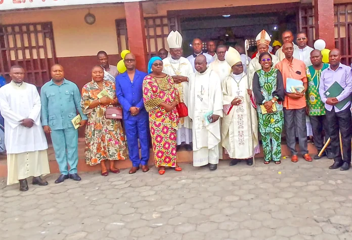 Les trois évêques posant avec les membres du nouveau bureau du conseil pastoral paroissial