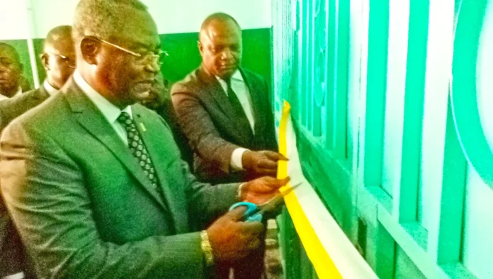 Le ministre Jean-Rosaire Ibara coupant le ruban symbolique