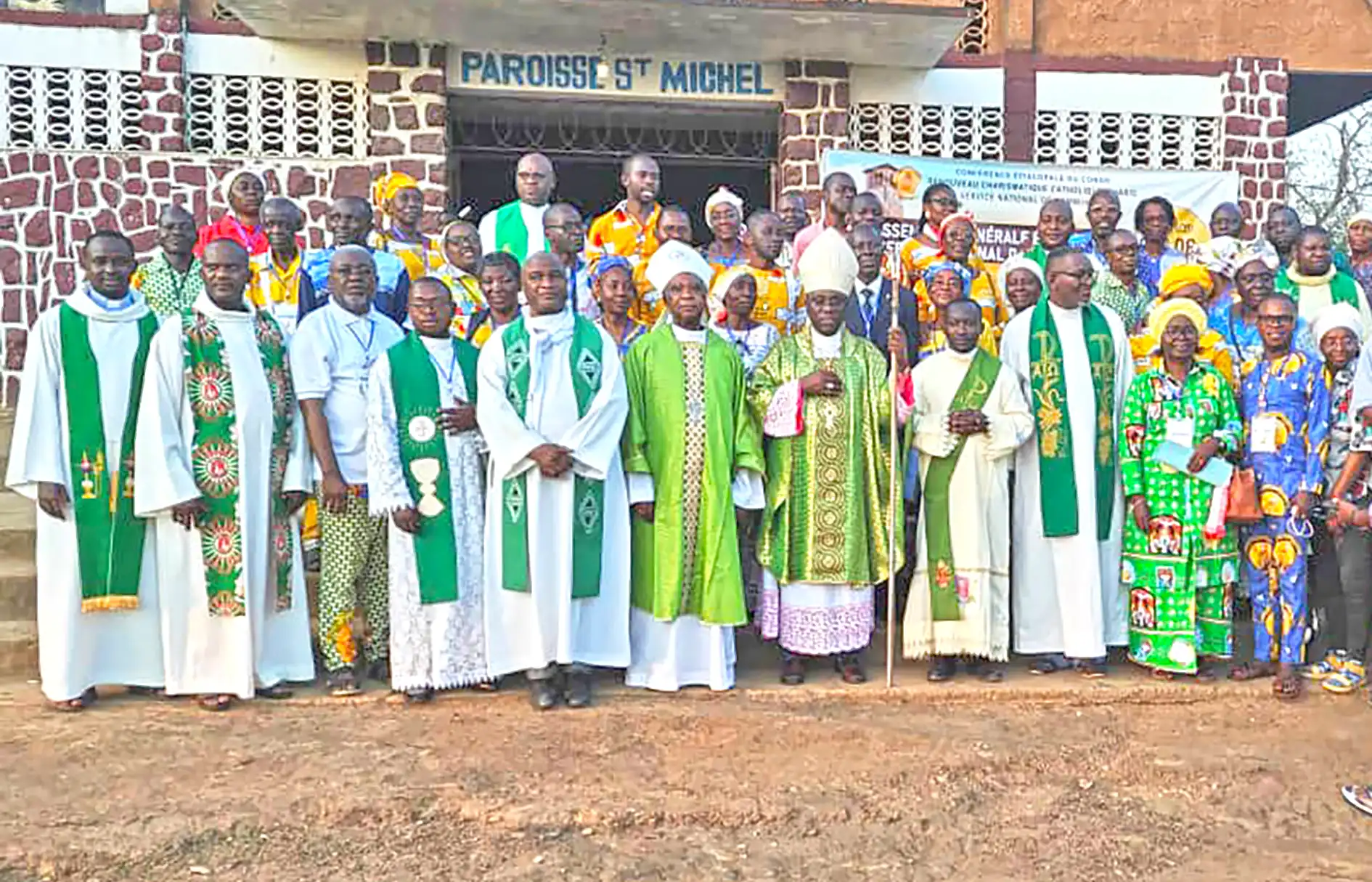 Les deux évêques et les prêtres posant...