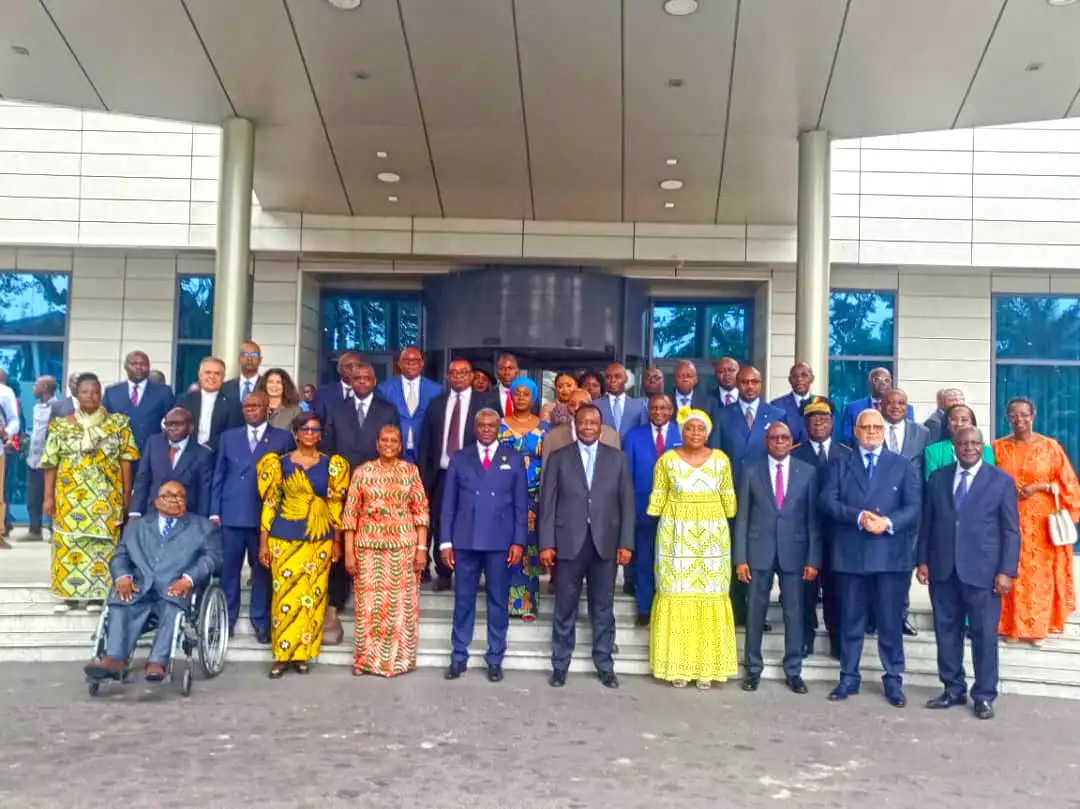 Photo de famille après l'ouverture des travaux de la session inaugurale.