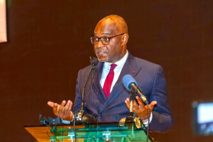 Le ministre Christian Yoka, prononçant son allocution