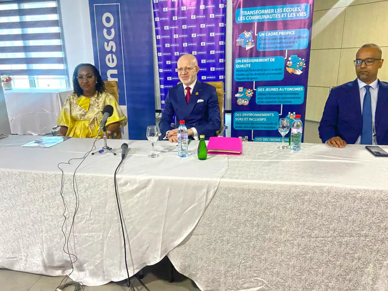 SANTE ET NUTRITION : Les journalistes des radios de proximité renforcent leurs compétences 1 Le ministre de la Communication entoure des representants de lUNESCO et du PAM