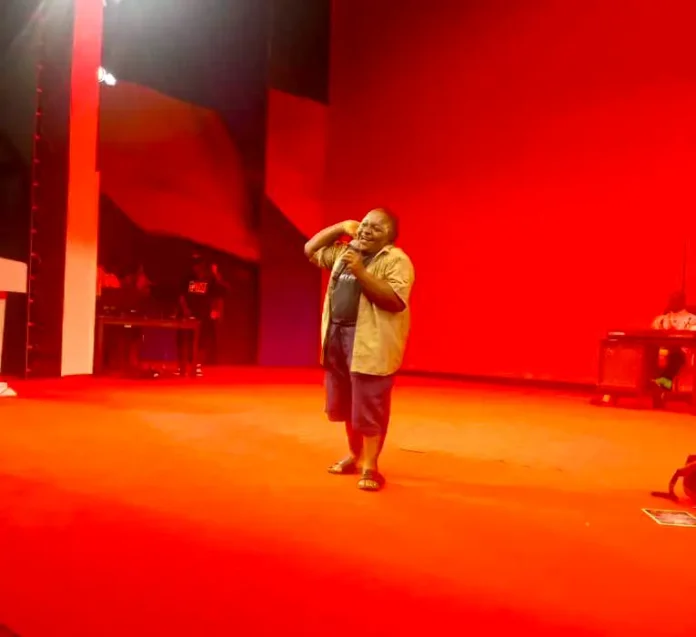L’artiste Jojo la Légende sur scène lors du Spectacle de la Paix.