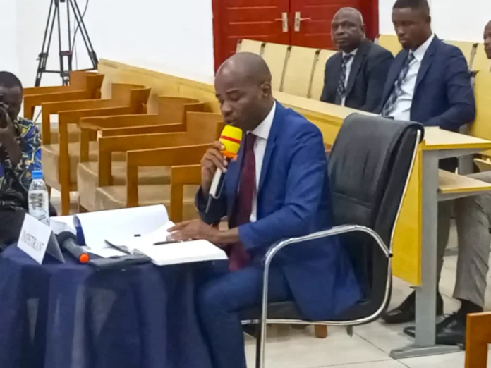 Le chercheur Luyeye Mpindi, pendant l'exposé