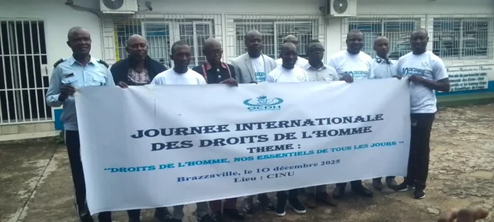 Les organisateurs et les participants à la fin du débat