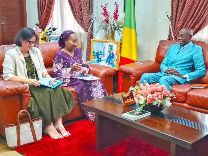 Mmes Maria Vittoria Ballot, Fatoumata Barry Marega et le ministre Jean-Luc Mouthou, pendant l'entrevue.