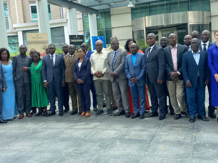 Augustin Ngoliélé et Jean De Dieu Nzila entourés des participants à l’atelier de consultation nationale Congo-CAFI.