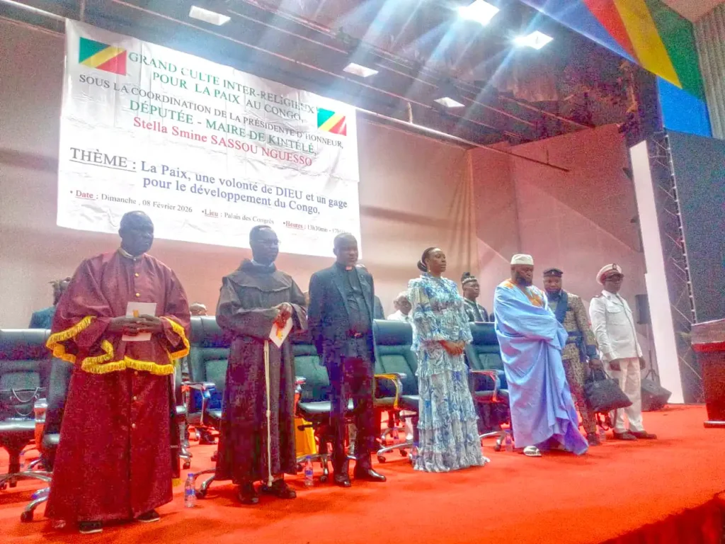 Mme stella entouree des chefs religieux