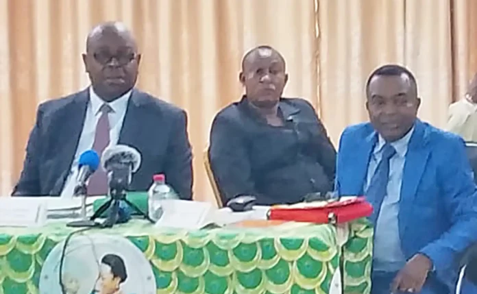 Au premier plan, Michel Mongo et Alexis Elira Dokékias...