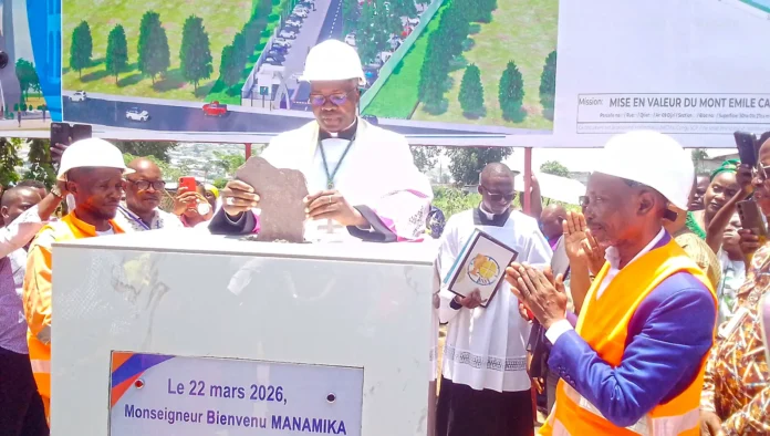 Mgr Bienvenu Manamika Bafouakouahou posant la première pierre