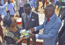 EDUCATION : Reception des écoles d’Essebili et de Bénè Les ministres Mouthou et Ngatsé remettant un don à une responsable de l'école Antoine Ndinga-Oba.