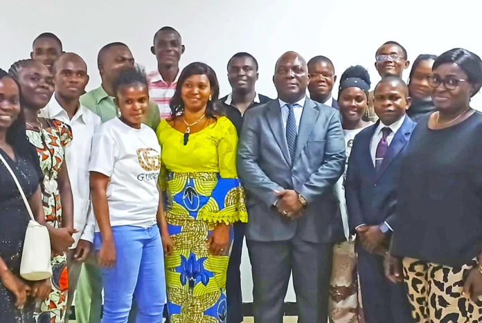 Des étudiants et leur enseignant posant avec Sauve Gérard Ngoma Malanda