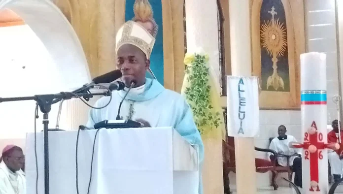 Mgr Relwendé Kisito Ouedraogo libérant son homélie