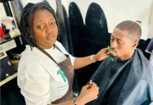 METIERS : Gloire Kinanga, l’histoire d’une femme qui ne coiffe que les hommes
