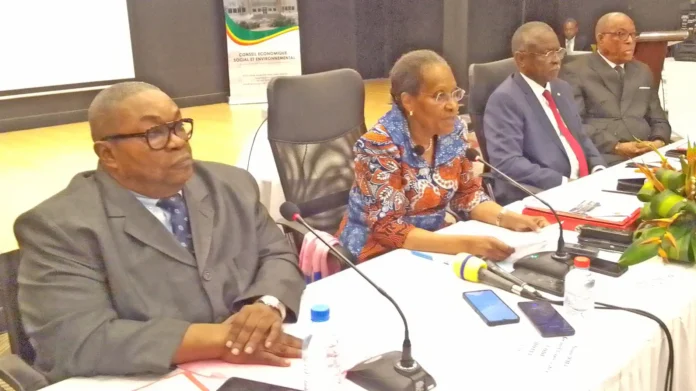 De g. à d.: Jean De Dieu Goma, Mme Emilienne Raoul, Hyacinthe Defoundoux Fila et Arsène Mokoma