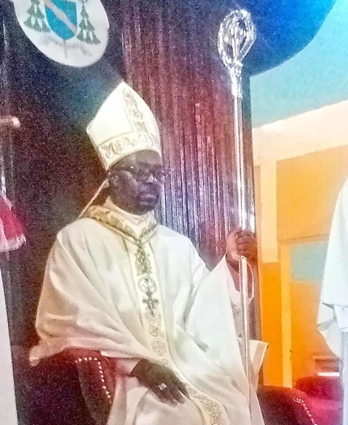 Mgr François Halyday Mbouangui assis sur sa cathèdre