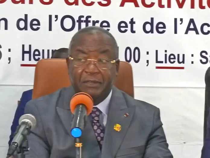Le ministre Jean Rosaire Ibara, à la tribune, pendant l'ouverture des travaux