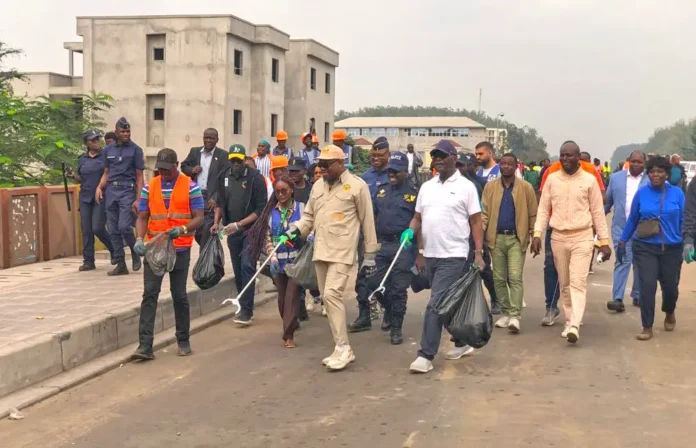 Au premier plan, le ministre Mondélé,.en kaki et le maire de Brazzaville, pendant l'opération de ramassage.
