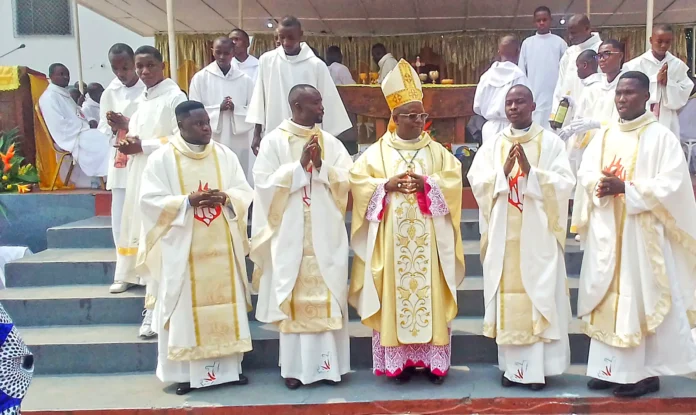 Les quatre prêtres entourant Mgr Toussaint Ngoma Foumanet