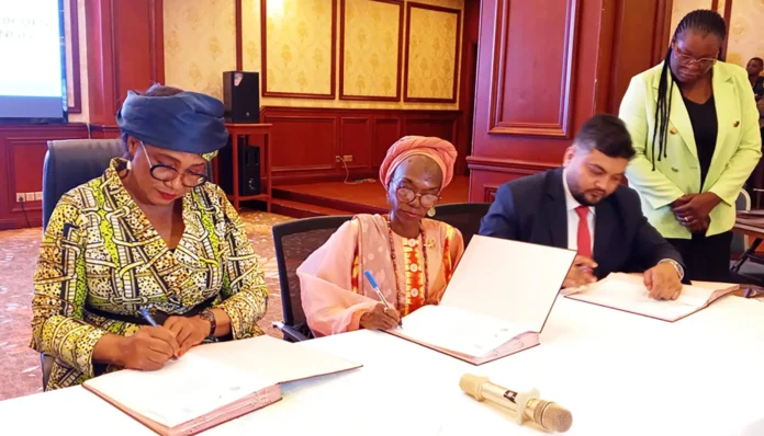 Pendant la signature de l’accord