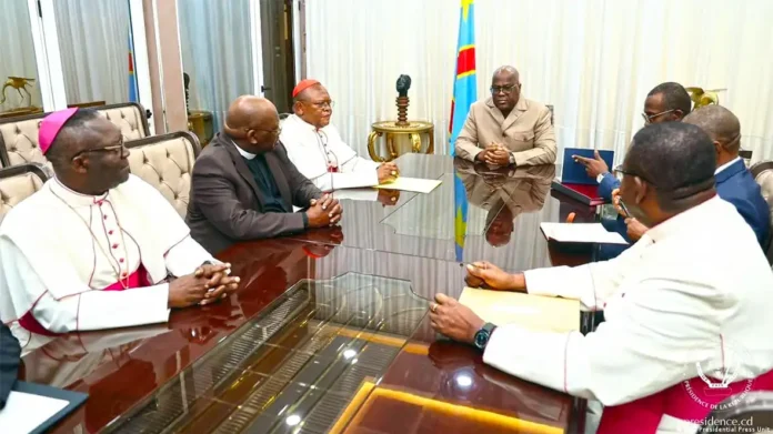 Le président Félix Tshisekedi s’entretenant avec les chefs d’Eglise